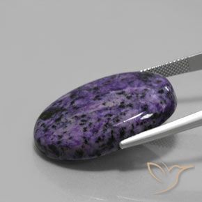 32.45カラットの天然ディープバイオレットチャロアイト、オーバルカット、オペーク