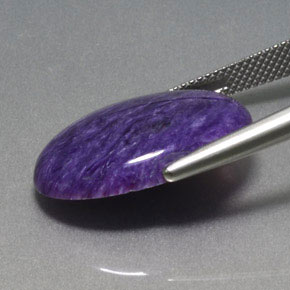 11.88カラットの天然バイオレットチャロアイト、オーバルカット、オペーク