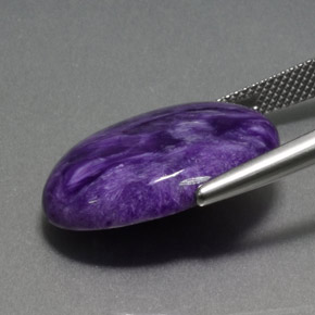 14.40カラットの天然バイオレットチャロアイト、オーバルカット、オペーク