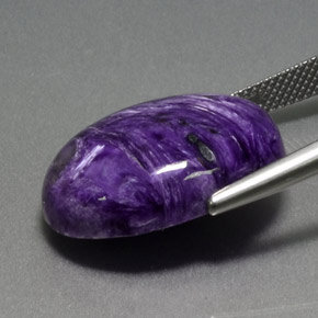 19.17カラットの天然バイオレットチャロアイト、オーバルカット、オペーク