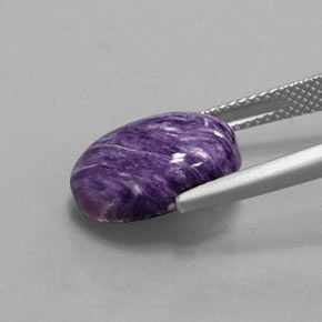 5.59カラットの天然バイオレットチャロアイト（14.2×10.2 mm・オーバルカット）