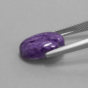 4.77カラットの天然バイオレットチャロアイト（13.8×9.7 mm・オーバルカット）