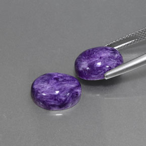 カラットの天然バイオレットチャロアイト（12.2×10 mm・オーバルカット）