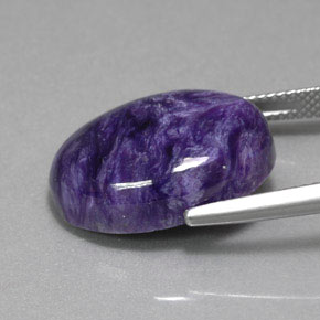 15.67カラットの天然バイオレットチャロアイト（20.1×15.2 mm・オーバルカット）