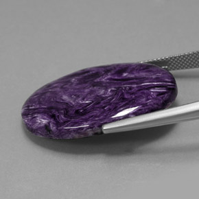 23.69カラットの天然バイオレットチャロアイト（30.3×22 mm・オーバルカット）