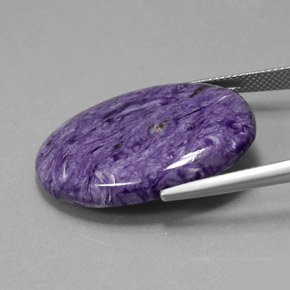 27.59カラットの天然バイオレットチャロアイト、オーバルカット、オペーク