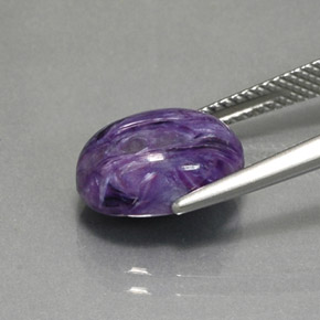 4.70カラットの天然バイオレットチャロアイト（12.3×9.4 mm・オーバルカット）