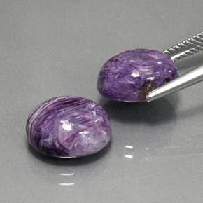カラットの天然バイオレットチャロアイト（12.1×9.9 mm・オーバルカット）