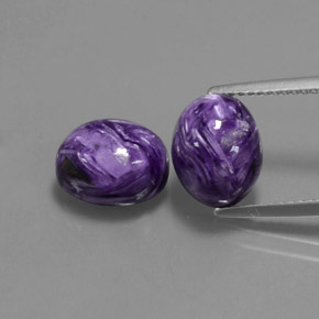 カラットの天然バイオレットチャロアイト（10×8 mm・オーバルカット）