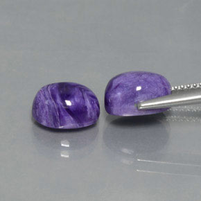 カラットの天然バイオレットチャロアイト（9.1×7 mm・オーバルカット）