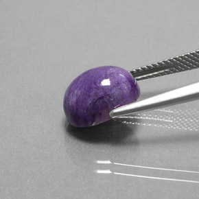 4.20カラットの天然バイオレットチャロアイト、オーバルカット、オペーク