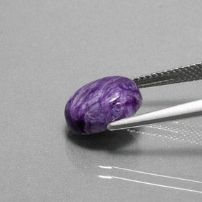 3.35カラットの天然バイオレットチャロアイト（11.2×9.1 mm・オーバルカット）