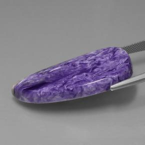 32.38カラットの天然ミディアムダークバイオレットチャロアイト、ファンシーシェイプ、オペーク