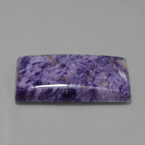 67.35カラットの天然バイオレットチャロアイト（38.1×20.2 mm・バゲット）