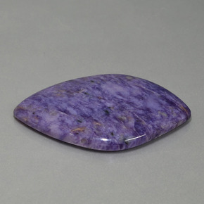 69.68カラットの天然ミディアムバイオレットチャロアイト（51.3×32.8 mm・ファンシーシェイプ）