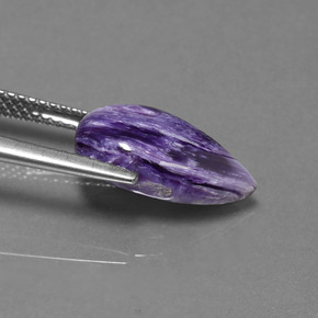 4.07カラットの天然バイオレットチャロアイト（14.7x8.5 mm・洋梨の形）