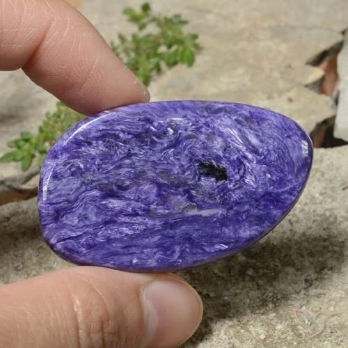 73.68カラットの天然濃い紫チャロアイト、ファンシーシェイプ、オペーク