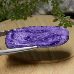 29.45カラットの天然ミディアムダークバイオレットチャロアイト、ファンシーシェイプ、オペーク