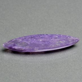 8.00カラットの天然バイオレットチャロアイト（32.6×8.1 mm・マーキス）