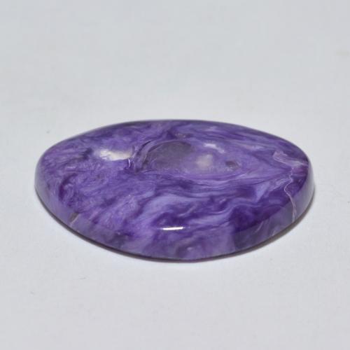 9.66カラットの天然ミディアムバイオレットチャロアイト（20.2×15.6 mm・ファンシーシェイプ）