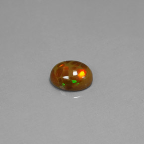 0.95カラットの天然マルチカラーチョコレートオパール（8.1×6.1 mm・透明）