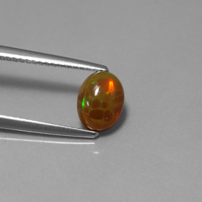 0.95カラットの天然マルチカラーチョコレートオパール（8.1×6.1 mm・透明）