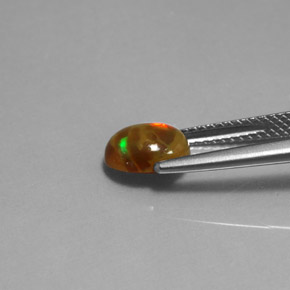 0.95カラットの天然マルチカラーチョコレートオパール（8.1×6.1 mm・透明）