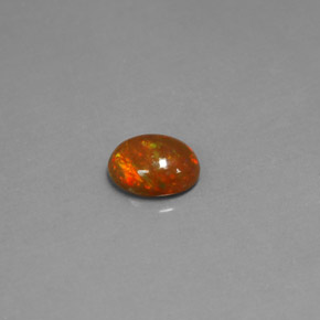 0.82カラットの天然マルチカラーチョコレートオパール（7.9×6 mm・透明）