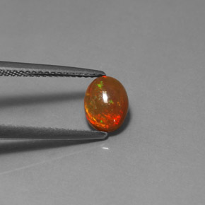 0.82カラットの天然マルチカラーチョコレートオパール（7.9×6 mm・透明）