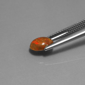 0.82カラットの天然マルチカラーチョコレートオパール（7.9×6 mm・透明）