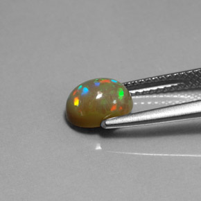 1.03カラットの天然マルチカラーチョコレートオパール（8×6.2 mm・透明）