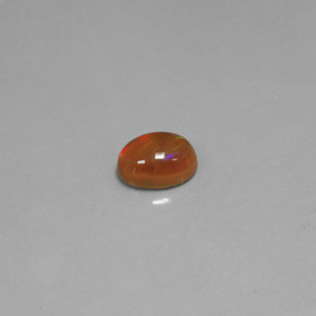 0.63カラットの天然マルチカラーチョコレートオパール（7×5.1 mm・透明）