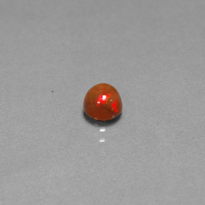 0.45カラットの天然マルチカラーチョコレートオパール（4.93 mm・透明）