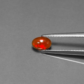 0.34カラットの天然マルチカラーチョコレートオパール（6.2×4.2 mm・透明）