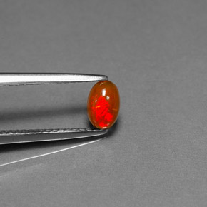 0.34カラットの天然マルチカラーチョコレートオパール（6.2×4.2 mm・透明）