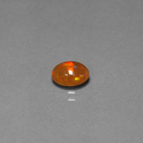 0.62カラットの天然マルチカラーチョコレートオパール（7.1×5.3 mm・透明）