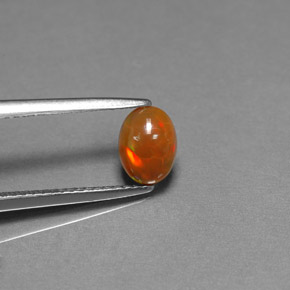 0.62カラットの天然マルチカラーチョコレートオパール（7.1×5.3 mm・透明）