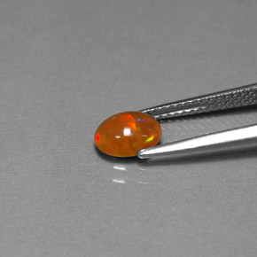 0.62カラットの天然マルチカラーチョコレートオパール（7.1×5.3 mm・透明）
