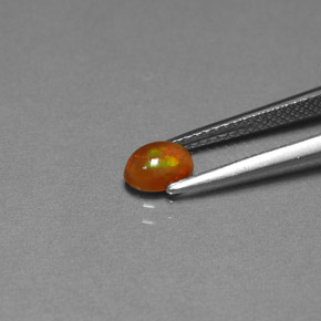 0.40カラットの天然マルチカラーチョコレートオパール（6×4.1 mm・透明）