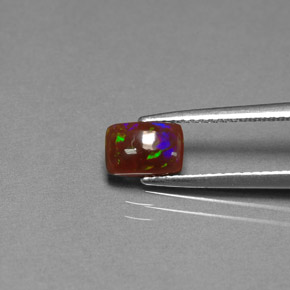 0.64カラットの天然マルチカラーチョコレートオパール（7.2×5 mm・透明）
