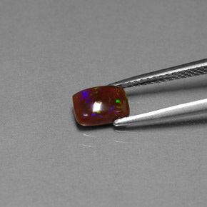 0.64カラットの天然マルチカラーチョコレートオパール（7.2×5 mm・透明）