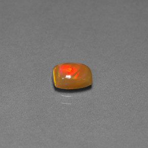 0.67カラットの天然マルチカラーチョコレートオパール（7.1×5.2 mm・透明）