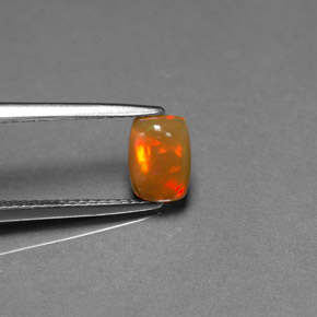 0.67カラットの天然マルチカラーチョコレートオパール（7.1×5.2 mm・透明）