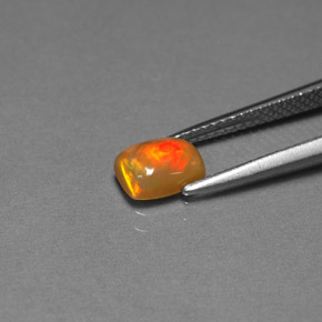 0.67カラットの天然マルチカラーチョコレートオパール（7.1×5.2 mm・透明）