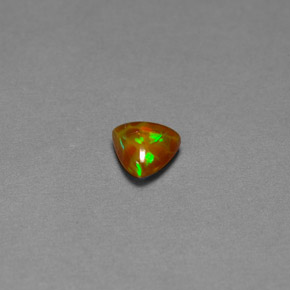 0.52カラットの天然マルチカラーチョコレートオパール（6.4×6.2 mm・透明）