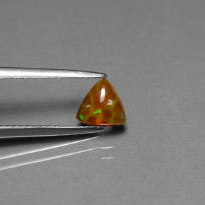 0.52カラットの天然マルチカラーチョコレートオパール（6.4×6.2 mm・透明）