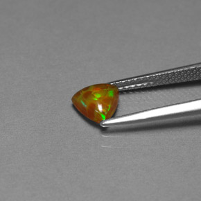 0.52カラットの天然マルチカラーチョコレートオパール（6.4×6.2 mm・透明）