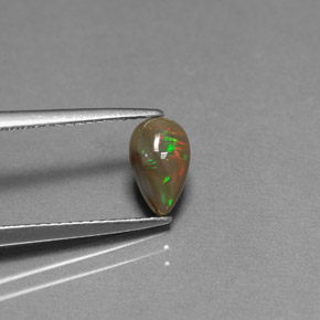 0.61カラットの天然マルチカラーチョコレートオパール（8×5 mm・洋梨の形）