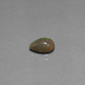 0.61カラットの天然マルチカラーチョコレートオパール（8×5 mm・洋梨の形）