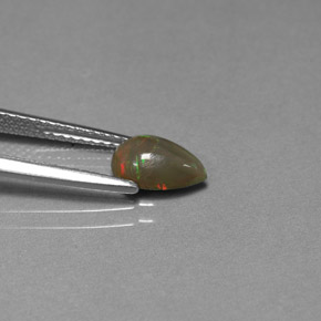 0.61カラットの天然マルチカラーチョコレートオパール（8×5 mm・洋梨の形）